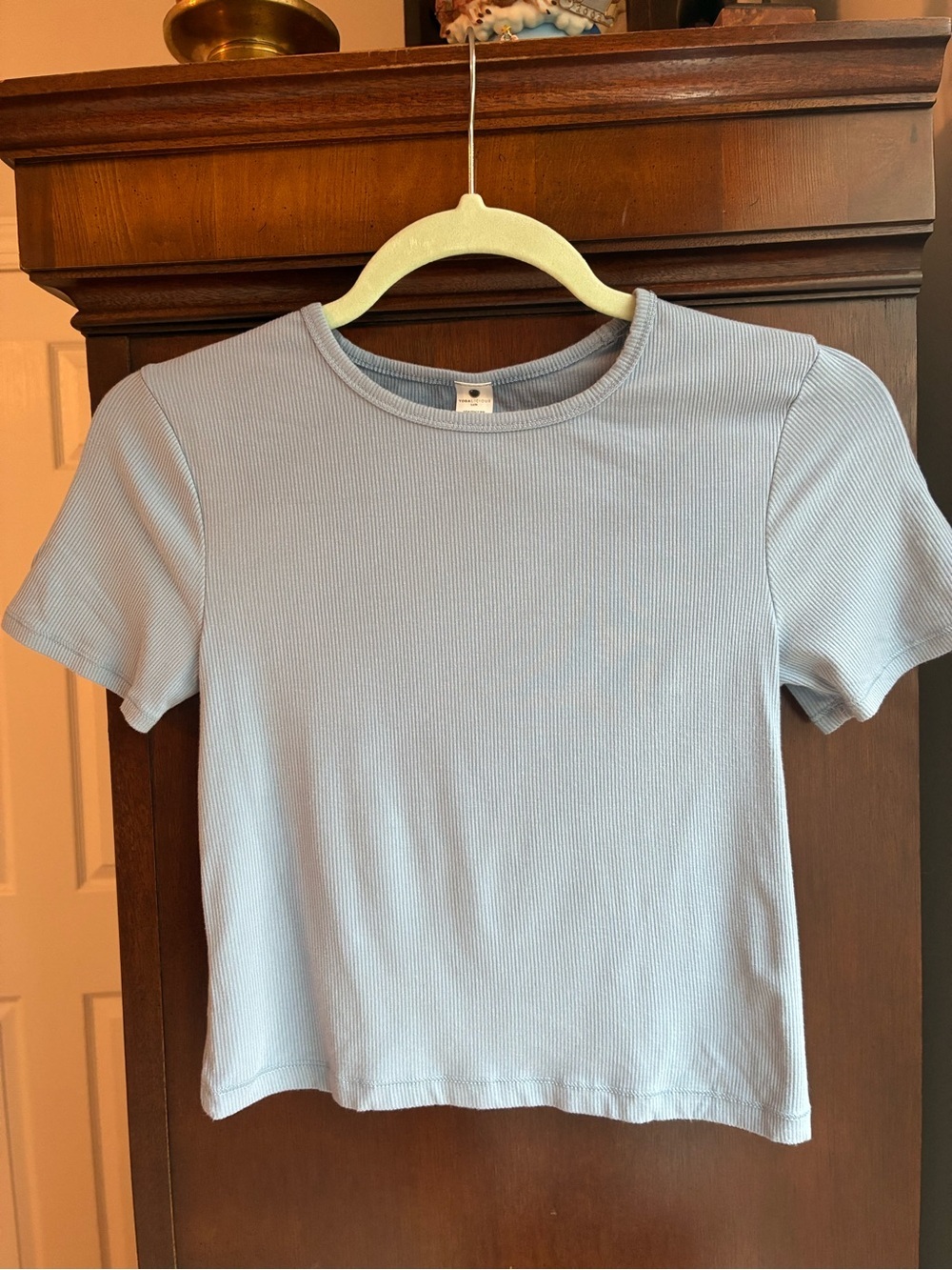 Yogalicious Lux Heavenly Rib Tara Crop Short Sleeve Top in Powder Blue XS - Picture 2 of 5